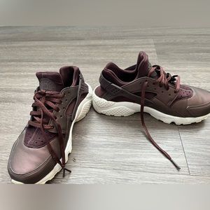 Nike Huaraches size 7, maroon color